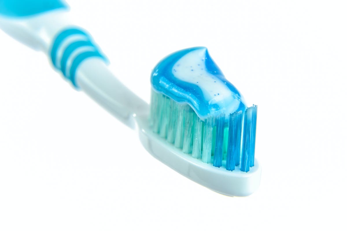 Dentifrice : Un remède efficace pour éliminer les rayures sur le plastique